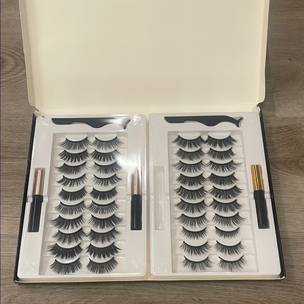 BNWT Luxury False Eyelash Set with Black and Gold Applicators